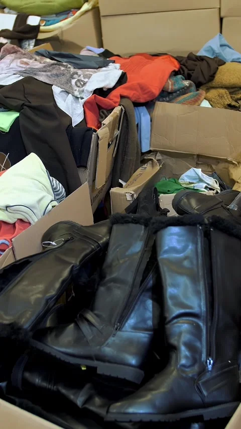 Warehouse. humanitarian aid. second hand. Shelves with donated things and Vídeo Stock 316590533