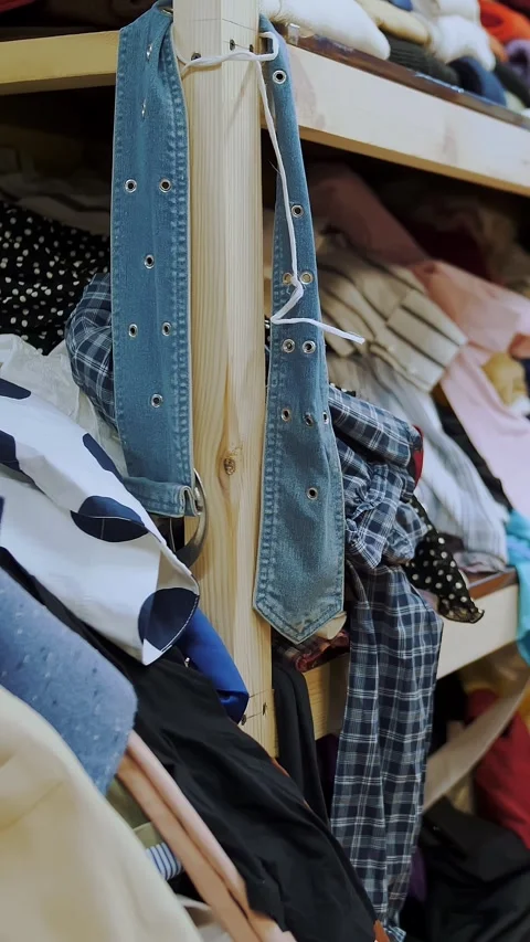 Warehouse. humanitarian aid. second hand. Shelves with donated things and Vídeo Stock 316781208