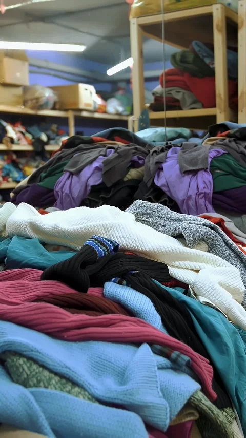 Warehouse. humanitarian aid. second hand. Shelves with donated things and Vídeo Stock 317167388