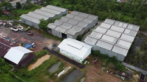 A warehouse lined up tightly with various warehouse employee activities 库存影片 330728046