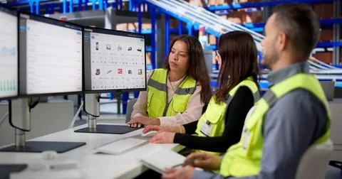 Warehouse Manager Leads Team Using Software To Track Inventory In Real-time. Fotos Stock