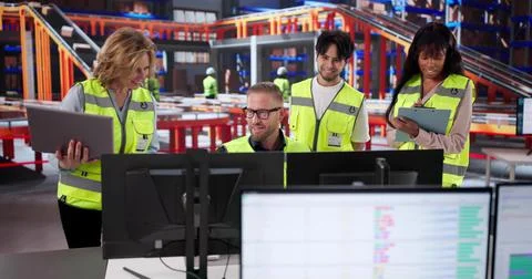 Warehouse Manager Organizes Inventory Using Spreadsheets On Desktop Computer  스톡 사진