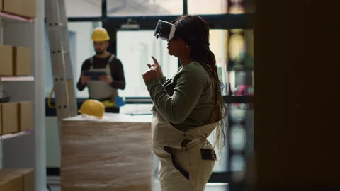 Warehouse manager uses virtual reality Stock Footage 251683682