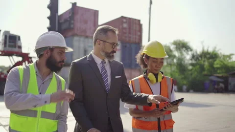 The warehouse manager was walking with a black woman engineer and Foreman. He Stockbeeldmateriaal 168517535