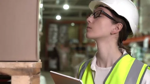 The warehouse manager works. Video stock 182044454