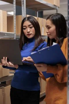 Warehouse managers checking product inventory analysis data on laptop Foto stock