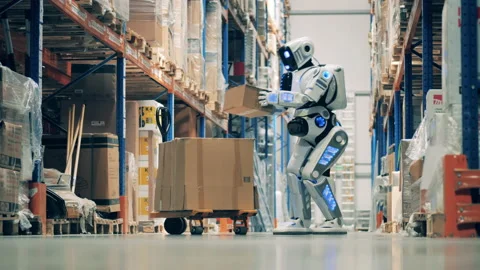 Warehouse robot picks up boxes and place them on a cart 库存影片 142587590