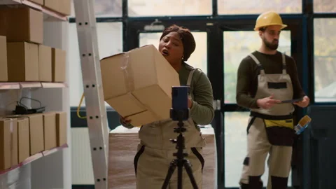 Warehouse supervisor films tutorial Vídeos de archivo 250569547