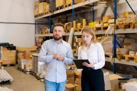 Warehouse Team Doing Inventory Check with Clipboard in Distribution Facility Foto stock