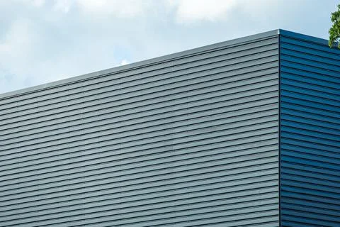 Warehouse wall metal texture surface in industrial estate in england, uk 库存照片