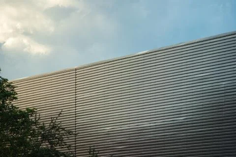 Warehouse wall metal texture surface in industrial estate in england, uk 库存照片