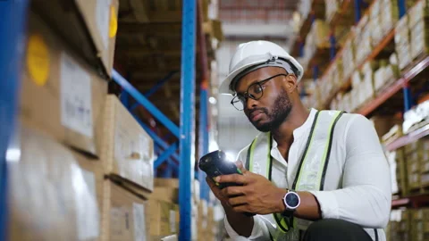 Warehouse worker checking the package with a barcode scanner in warehouse Vidéo 163348146