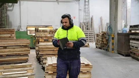 Warehouse worker inspecting pallets in slow motion Stock-Footage 313917980