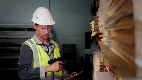Warehouse Worker Scanning Inventory with Barcode Scanner and Tablet. Vídeos de archivo 345013100