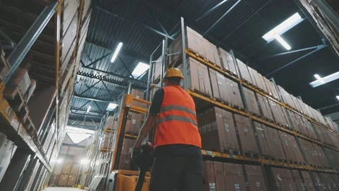 Warehouse worker transports boxes. Warehouse worker transports cargo. Video stock 139615890