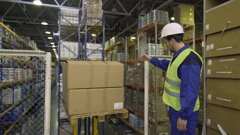 Warehouse workers check merchandise Vídeo Stock 75970208