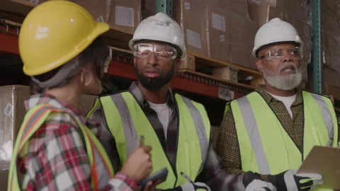 Warehouse Workers Collaborating Together 스톡 동영상 222007235