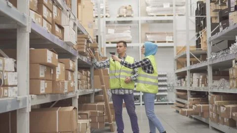 Warehouse workers communicate and carry out accounting scanner barcode Stock-Fotos