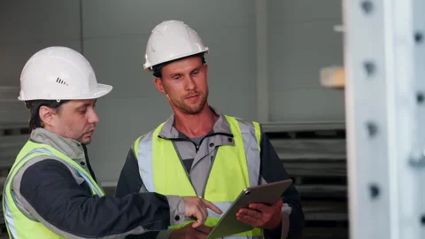 Warehouse Workers Discussing Inventory and Storage With Tablet. Vídeos de archivo 345012996