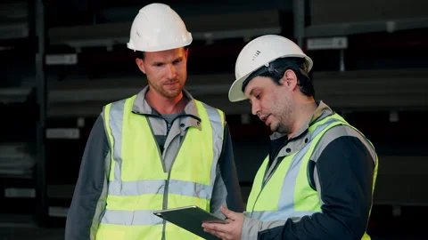 Warehouse Workers Discussing Inventory Data on Digital Tablet. Vídeos de archivo 345013397