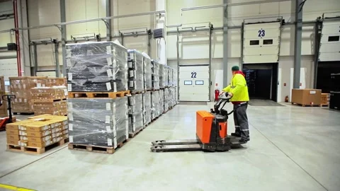 Warehouse Workers Working Preparing orders for Loading Deposit Interior 库存影片 139333767