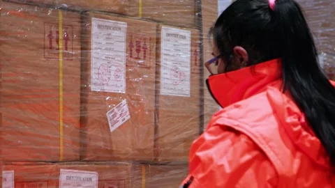 Warehouse Workers Working Preparing orders for Loading Deposit Interior Stockbeeldmateriaal 139333881