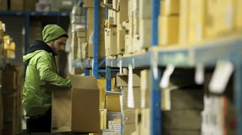Warehouseman taking stock Vidéo 22917316