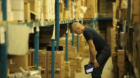 Warehouseman taking stock Stockbeeldmateriaal 22917955