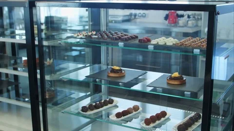 Warious sweets in shop window Vídeos de archivo 77424089