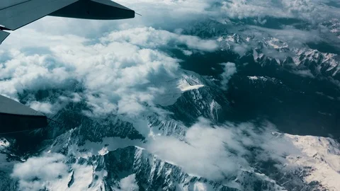 Warm air under the wing of the plane against the backdrop of the mountains Vídeo Stock 110721147