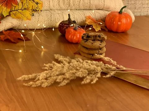 A warm and inviting table is adorned with freshly baked cookies, decorative Foto stock