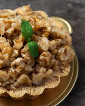 Warm, caramelized nuts fill a fluted tart crust Stockfoto's