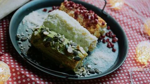 Warm cooking study: serving red white and green street corn Foto stock