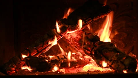 Warm cozy burning fire in a brick fireplace, close-up shot 4k Vídeo Stock 146009998