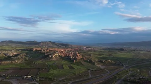 Warm Dawn Light Sweeping Across Cappadocia, Love Valley Arc Drone Shot 4K 스톡 동영상 336080683