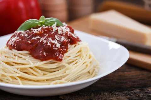 Warm, delicious spaghetti with sauce and basil. Foto stock
