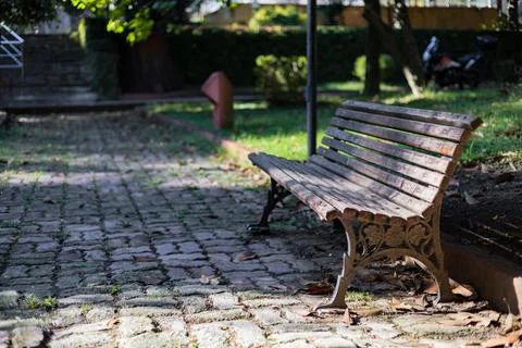 Warm evening in summer park, empty bench for rest Stockfoto's