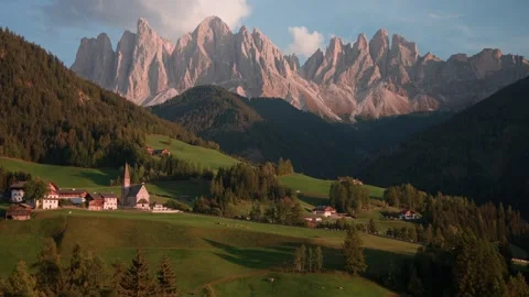 Warm evening sunlight illuminates the alpine village of Santa Maddalena in Val Vidéo 348968712