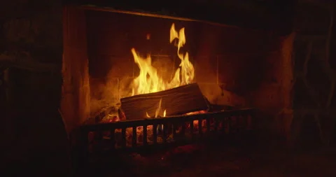 Warm Fire place Burning late at Night 库存影片 232414580