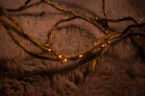 Warm Golden Thread on Soft Texture, Cozy Abstract Light Foto stock