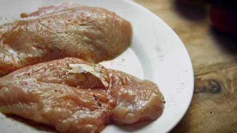 Warm grill ridges searing a tender piece of poultry in portrait, 4K Vidéo 341111844