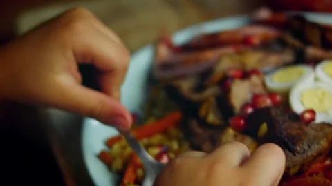 Warm hands using a fork beside a plated rice and meat dish in top view, 4K Vídeos de archivo 341113584