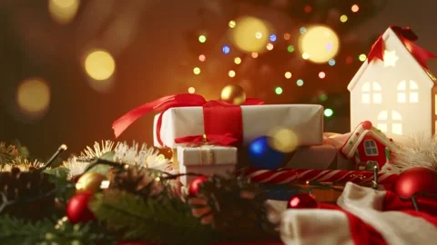 Warm holiday scene with gift boxes, Christmas decor, and soft sparkling backgrou 库存影片 323672361