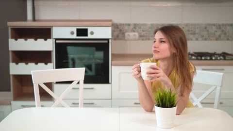 Warm Home Talk in Kitchen Видео 87283411