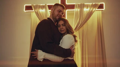 Warm Hug Between Man and Woman in Glowing Sanctuary 库存影片 327208540