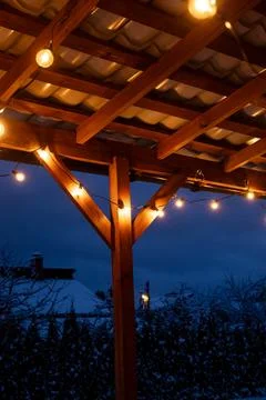 Warm LED String Lights on Wooden Terrace in Winter Evening Setting Stockfoto's