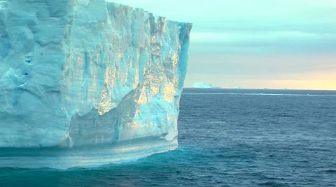 Warm light on iceberg in antarctic Stockbeeldmateriaal 7734126