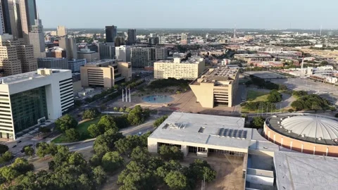 Warm light on office blocks by the Dallas Memorial Auditorium and city aerial Vidéo 342504802
