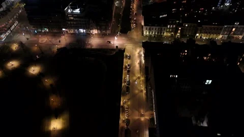 Warm lighting lantern in dutch city at night. Traffic scene on junction of Vídeos de archivo 301700306