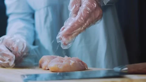 Warm recipe process: arranging raw chicken for pan cooking Vídeo Stock 342180421
